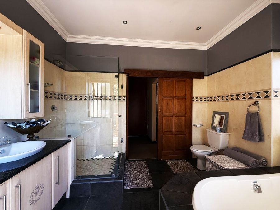 To Let 4 Bedroom Property for Rent in Van Der Hoff Park North West